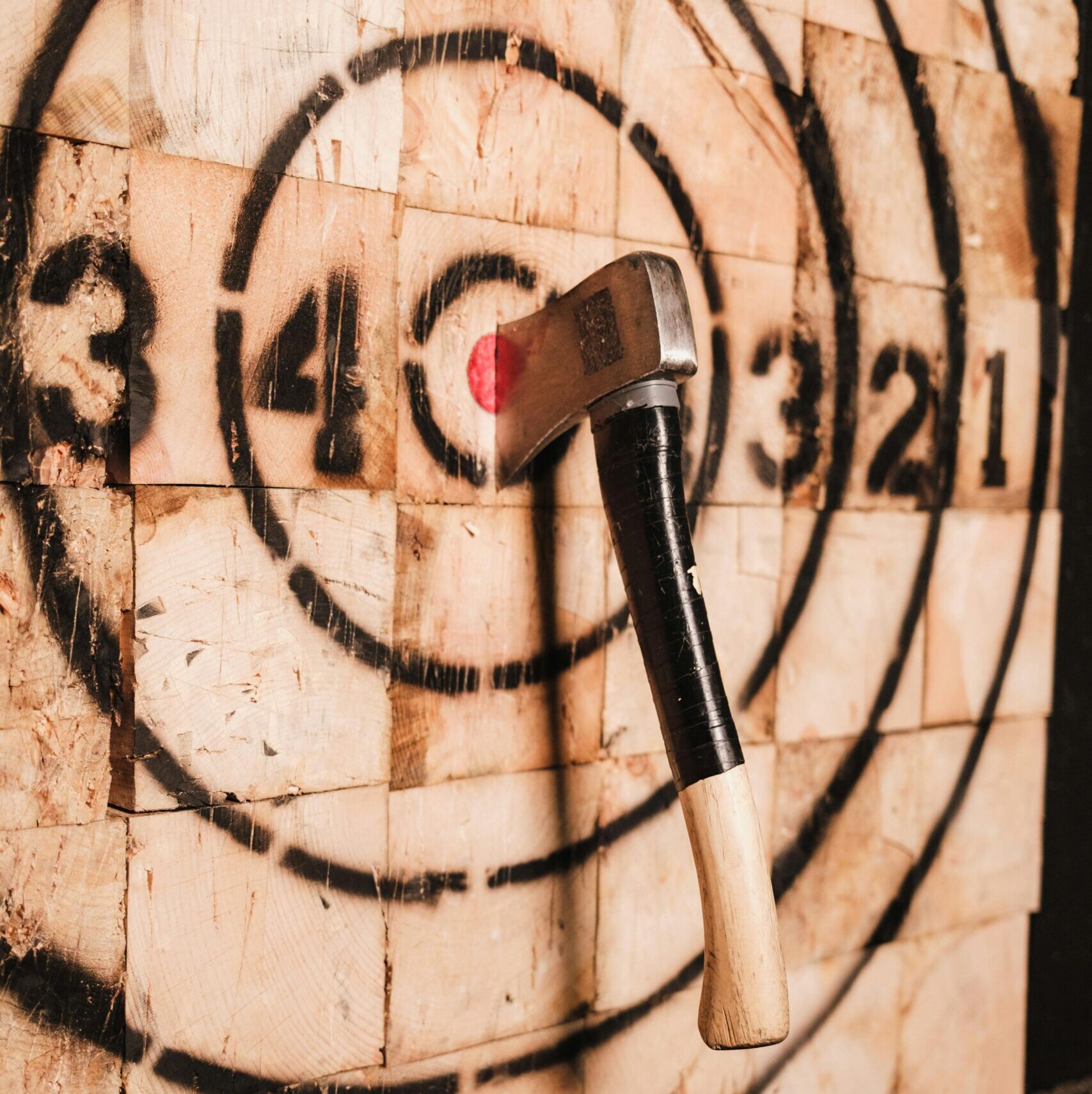 Hache qui atterrit pile dans cette cible en bois